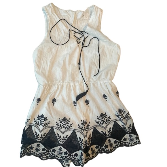 J By J.O.A. Embroidered Navy/White Romper LARGE - Picture 1 of 8